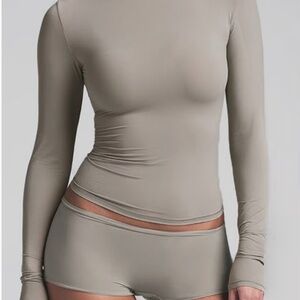 SKIMS Fits Everybody Long Sleeve T-Shirt -Smoke